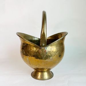 Cubo de carbón de latón curvo y alto adecuado para entornos de chimenea de campo y espacios de vida inspirados en el patrimonio - Product Image 5
