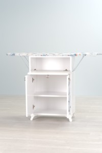 Tabla de Planchar Plegable y Ajustable de Madera con Armario, Marco Blanco y Diseño Floral Azul para Uso Doméstico - Product Image 3