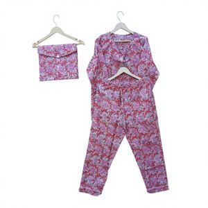 Ensemble pyjama de nuit pour femmes, imprimé floral de luxe, 100% coton respirant et doux, fait main, cadeau pour demoiselle d'honneur - Product Image 1