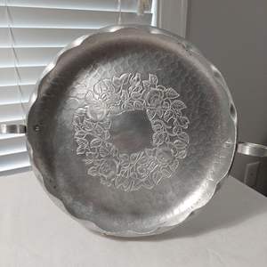 Bandeja de servicio metálica brillante con relieve geométrico intrincado adecuado para configuraciones modernas de comedor y reuniones navideñas - Product Image 1