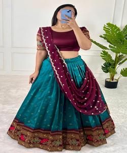 Améliorez votre style avec des robes modernes et confortables pour femmes présentant le meilleur de la mode indienne et pakistanaise en gros - Product Image 2