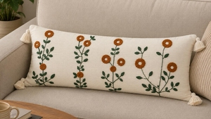 Housse de coussin lombaire en coton brodé à la main avec pompons aux coins, motif floral botanique orange rouille, pour canapé - Product Image 2