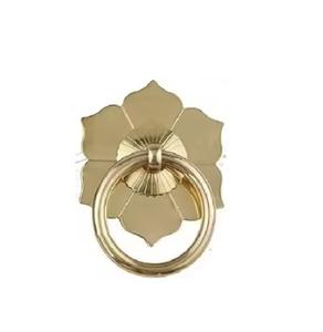 Aldaba decorativo para puerta de entrada en acabado dorado, de fácil instalación, ideal para decoración de puertas de casas y villas - Product Image 3