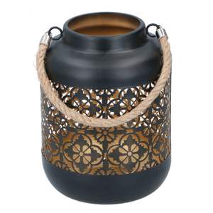 Farol decorativo de hierro con diseño floral calado y asa de cuerda de yute para una iluminación ambiental cálida, decoración elegante para interiores y exteriores. - Product Image 1