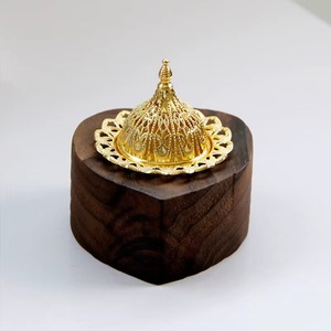 Soportes de incienso en forma de corazón Quemador de incienso de madera con tapa de diseño de metal para fragancia religiosa Estilo árabe - Product Image 4