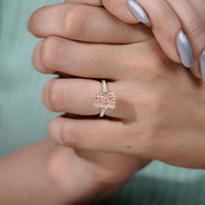 แหวนหมั้นเพชรชมพูทรงรัศมี ประดับเพชรแบบซ่อนรอบวง พร้อมวงแหวนแบบ Pave Band ได้รับการรับรองจาก IGI - Product Image 5