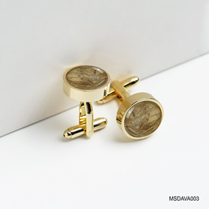 Un par de gemelos chapados en oro de 18 quilates con piedras preciosas de cuarzo rutilado dorado (MSDAVA003) de la colección Tinh Vu - Product Image 2