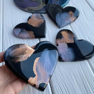 Dessous de verre en résine de designer exquis conçu pour les maisons haut de gamme ajoutant une beauté sophistiquée aux tables de salle à manger et aux événements spéciaux - Product Image 1