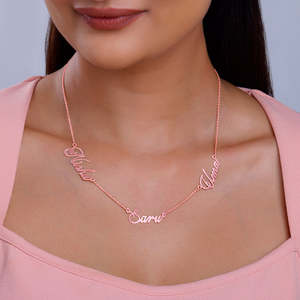 Collier en or rose Bestie Trio avec nom, pendentifs fins et breloques personnalisés - Product Image 4