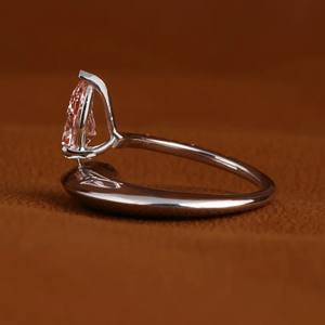 Anillo de Compromiso de Plata 925 con Pequeños Diamantes de Moissanita en Forma de Pera y Redondos, Corte Pera Rosa, Estilo Hip-Hop, Engaste de Garra - Product Image 2