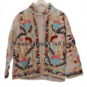 Veste d'hiver pour femmes de haute qualité faite à la main avec broderie Suzani, manteau court en tissu TNT, style et design ethniques - Product Image 6