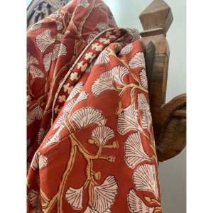 ชุดคลุมอาบน้ำกิโมโนลายดอกไม้คลาสสิก Sienna Gingko เนื้อผ้านุ่ม ขนาดเดียวสำหรับครอบครัว ปิดด้วยยางยืดที่เอว เหมาะสำหรับฤดูใบไม้ร่วงและงานแต่งงาน - Product Image 2