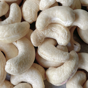 เมล็ดเม็ดมะม่วงหิมพานต์แบบดิบจากโรงงานเม็ดมะม่วงหิมพานต์ WW180 WW240 WW320ซานติโก้ออกแบบได้ตามต้องการ - Product Image 1