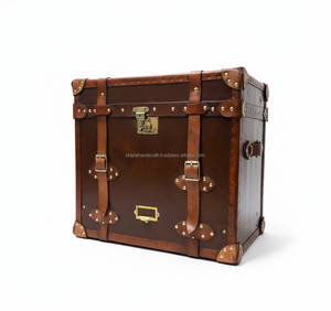 Table d'appoint élégante en cuir avec finition en cuir de qualité supérieure, construction robuste, rangement spacieux et design intemporel - Product Image 1