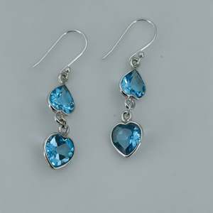 ต่างหูเงินแท้รูปหัวใจคู่ทำมือ ประดับพลอยบลูโทแพซธรรมชาติ ดีไซน์สวยหรู เหมาะเป็นของขวัญสำหรับเธอในวันครบรอบหรือวันเกิด - Product Image 4