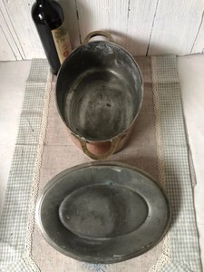 Casserole élégante en cuivre martelé avec poignées en argent, parfaite pour la cuisine traditionnelle, la salle à manger moderne et le stockage des aliments. - Product Image 3