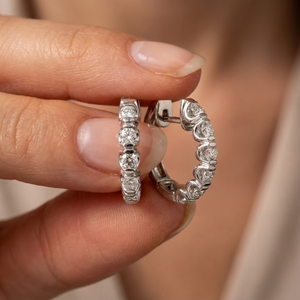 Collection de bijoux intemporels, boucles d'oreilles créoles classiques en or blanc massif 18 carats avec diamants naturels sertis en griffes rondes, anniversaire - Product Image 3