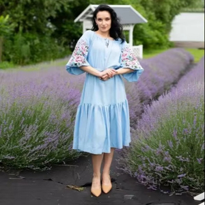 Occasion porter des robes ukrainiennes brodées de fleurs pour les femmes col rond concepteur mi-longueur unique meilleures robes ukrainiennes - Product Image 1