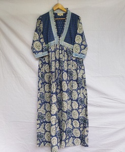 เดรสผ้าคอตตอนพิมพ์ลายคอวีสำหรับผู้หญิงชุดเดรสยาวมีจีบเย็บปักเป็นชั้นๆ - Product Image 1