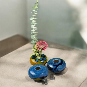 Vase en porcelaine marbrée de luxe écologique fait à la main, arrangement floral minimaliste japonais, pot avec base antidérapante - bleu orange vert - Product Image 5