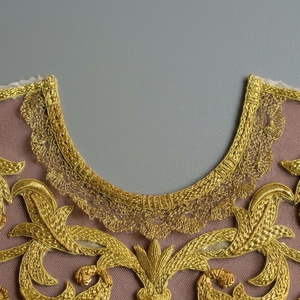 Collier en maille brodé à la main en or, patch à coudre, applique de luxe en fil métallique Tilla pour robe de mariée ou de cérémonie - Product Image 2