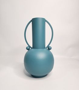 Lujoso y elegante florero de metal de hierro con exquisitos detalles en relieve a mano, ideal para la decoración moderna y clásica del hogar - Product Image 1