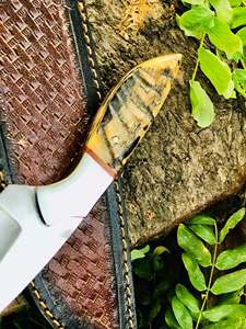 Cuchillo de Camping Artesanal con Hoja de Acero de Damasco y Mango de Madera, Funda de Cuero para Caza - Product Image 2