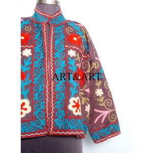 Chaqueta Acolchada de Algodón 100% Bordada a Mano de Lujo, Detalles Florales Intrincados, Elegancia Atemporal, Especial de Invierno - Product Image 2