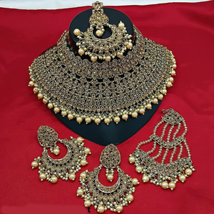 Ensemble de collier ras du cou plaqué or avec pierres autrichiennes et perles, bijoux traditionnels de créateur pour les mariées modernes et le glamour festif - Product Image 2