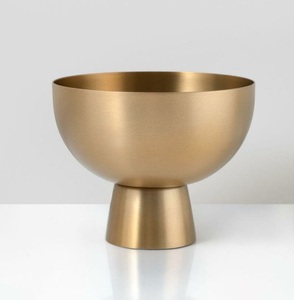 Bol de service élégant en laiton poli doré pour la décoration moderne de la salle à manger et de la table. - Product Image 3