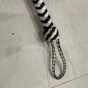 Fouet à cheval en cuir tressé noir et blanc |   Équipement d'équitation en gros - Product Image 3