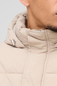 Chaqueta de Hombre Acolchada de Nailon Arrugado con Diseño Moderno y Logotipo Personalizado, Color Arena, Resistente al Viento, de Alta Calidad para Invierno - Product Image 5