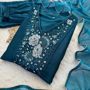 Nueva Oferta: Kurtis Vibrantes y Modernos para Fiestas y Bodas, con Artesanía Regional y Estilo Contemporáneo - Product Image 5