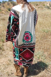 Robe trapèze mi-longue en jersey de coton respirant, écologique, avec un magnifique motif géométrique et une broderie à la main détaillée et élaborée. Taille - Product Image 2