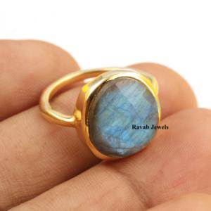 Vente en gros de bagues d'éternité pour femmes en argent sterling 925 avec pierre de labradorite naturelle bleue 12x13mm serti de lunette organique - Product Image 4