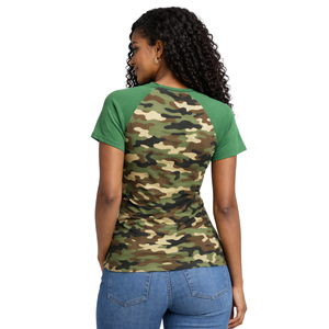 Camiseta de Manga Raglán Camo 08 Soror, Camiseta Rosa y Verde para Mujeres de Hermandad Griega, Ropa Casual Elegante para Hermandad Universitaria - Product Image 2