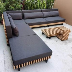 Conjunto de Sofás Seccionales Modernos de Teca para Exteriores con Base de Madera Listonada y Mesa de Centro para Patio de Resort o Villa - Product Image 1