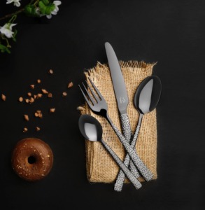 Asas de cubiertos negros con detalles blancos Juego de cubiertos de diseñador único para comedor de boda o decoración del hogar de la India - Product Image 6