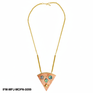 Collier artisanal géométrique triangulaire en nacre plaqué or, pendentif tribal artisanal avec incrustations d'abalone - Product Image 3