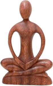 Escultura de yoga meditativa hecha de madera natural de suar que muestra una postura sentada, ideal para salas de yoga y entornos espirituales. - Product Image 3
