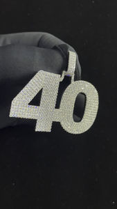 Pendentif de luxe en acier inoxydable style halo avec diamants Moissanite et pierres latérales, finition rhodiée, cadeau unisexe, fournisseur indien - Product Image 4