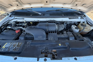 Vehículo Usado a Precio Accesible - Volante a la Izquierda |   2010 FORDDSS E-350 SUPERRSS DUTYYSS XLT 5.4 VANSS 4X4 CONVERSIONNSS para 8 PASAJEROS - Product Image 5