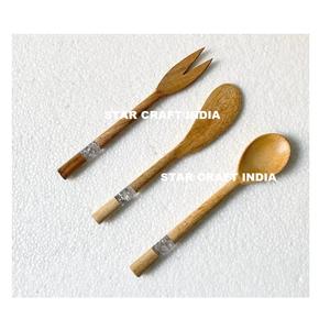 Ensemble cuillère et fourchette en acacia moderne de luxe en gros Serveurs à salade en bois avec poignée imprimée en émail Accessoires de cuisine Serveur à salade - Product Image 4