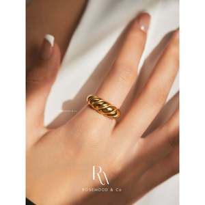 Anello a croissant in oro 18 carati con intarsio impermeabile, anello a fascia spessa da 4 mm, stile signet. - Product Image 6