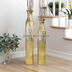 Ensemble tendance de deux vases en métal au fini noir élégant présentant des formes modernes et un design unique, idéal pour une décoration intérieure élégante - Product Image 2