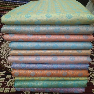 Tissus de soie brocart sur mesure et matériaux de robe en soie brocart dans des tons pastel à imprimé floral. Idéal pour les créateurs de vêtements - Product Image 1