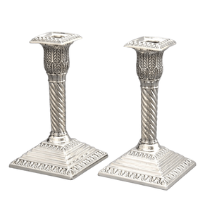 Bougeoirs en argent ornés avec base gravée à trois pattes et tige bulbeuse Bougeoirs classiques pour la décoration intérieure - Product Image 1