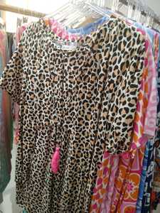 เสื้อคลุมพิมพ์ลายเชฟรอนพร้อมแขนสั้นคอวีแต่งพู่ลวดลายซิกแซกสีฟ้าสีขาวสำหรับฤดูร้อนการตกแต่งด้วยกระดุมสีชมพู - Product Image 4