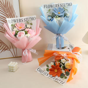 Bouquet de fleurs artificielles en laine tricotée à la main, style crochet, cadeau de Saint-Valentin pour petite amie - Product Image 1