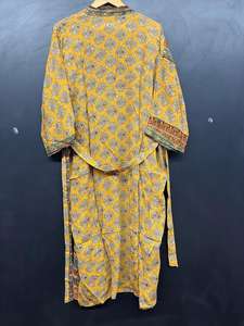 Bata Kimono de Seda Crepé con Estampado Floral de Inspiración Vintage, Suave y Fluida, Hecha a Mano en India, de Lujo, para Primavera/Verano, con Cuello en V y Elástico en la Parte Delantera - Product Image 6